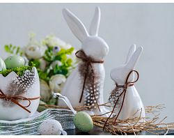 Veľkonočná dekorácia Soška zajac s pierkom, 13 cm, biela%